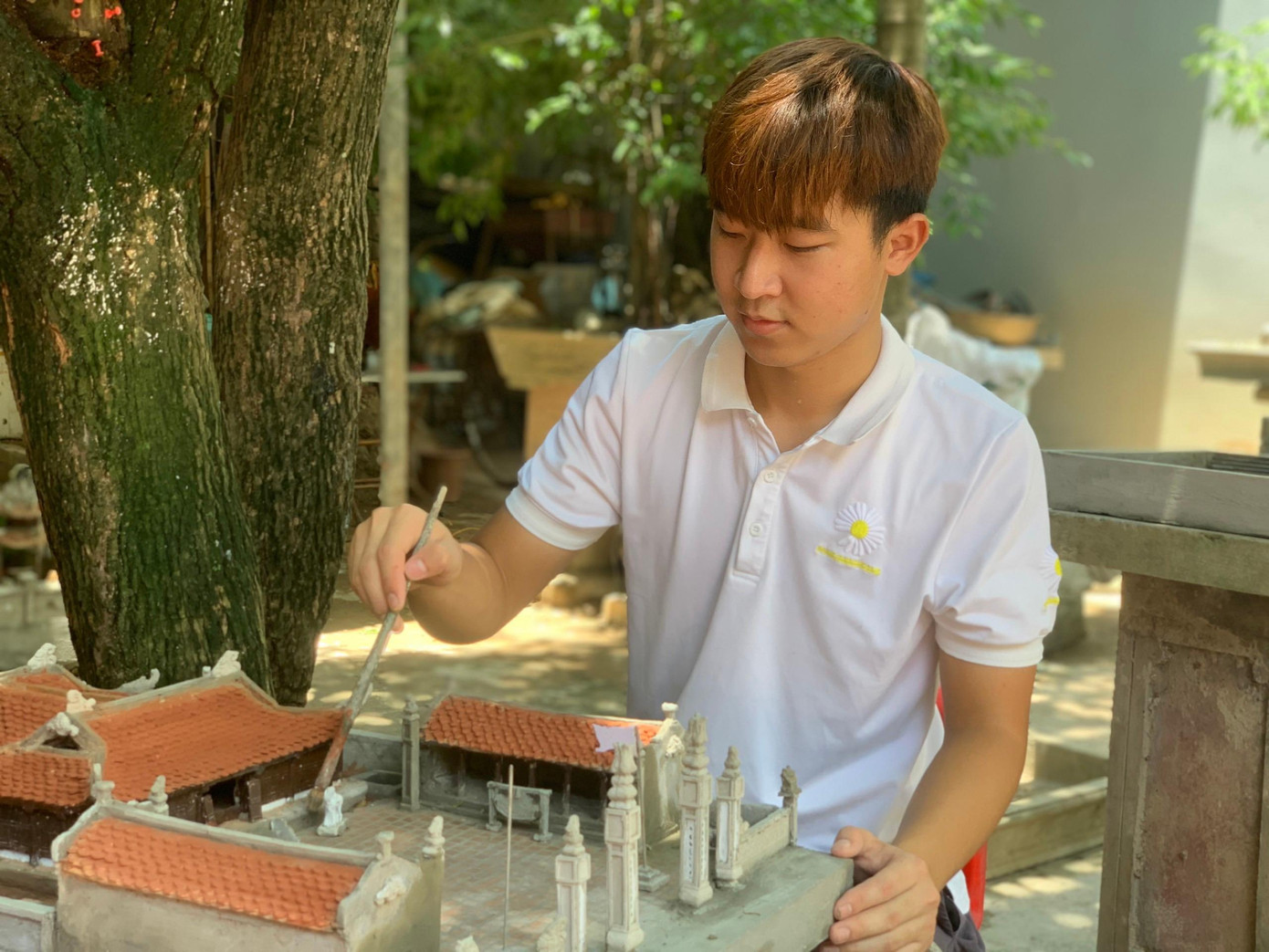 Trương Văn Bộ đang hoàn thành mô hình tiểu cảnh