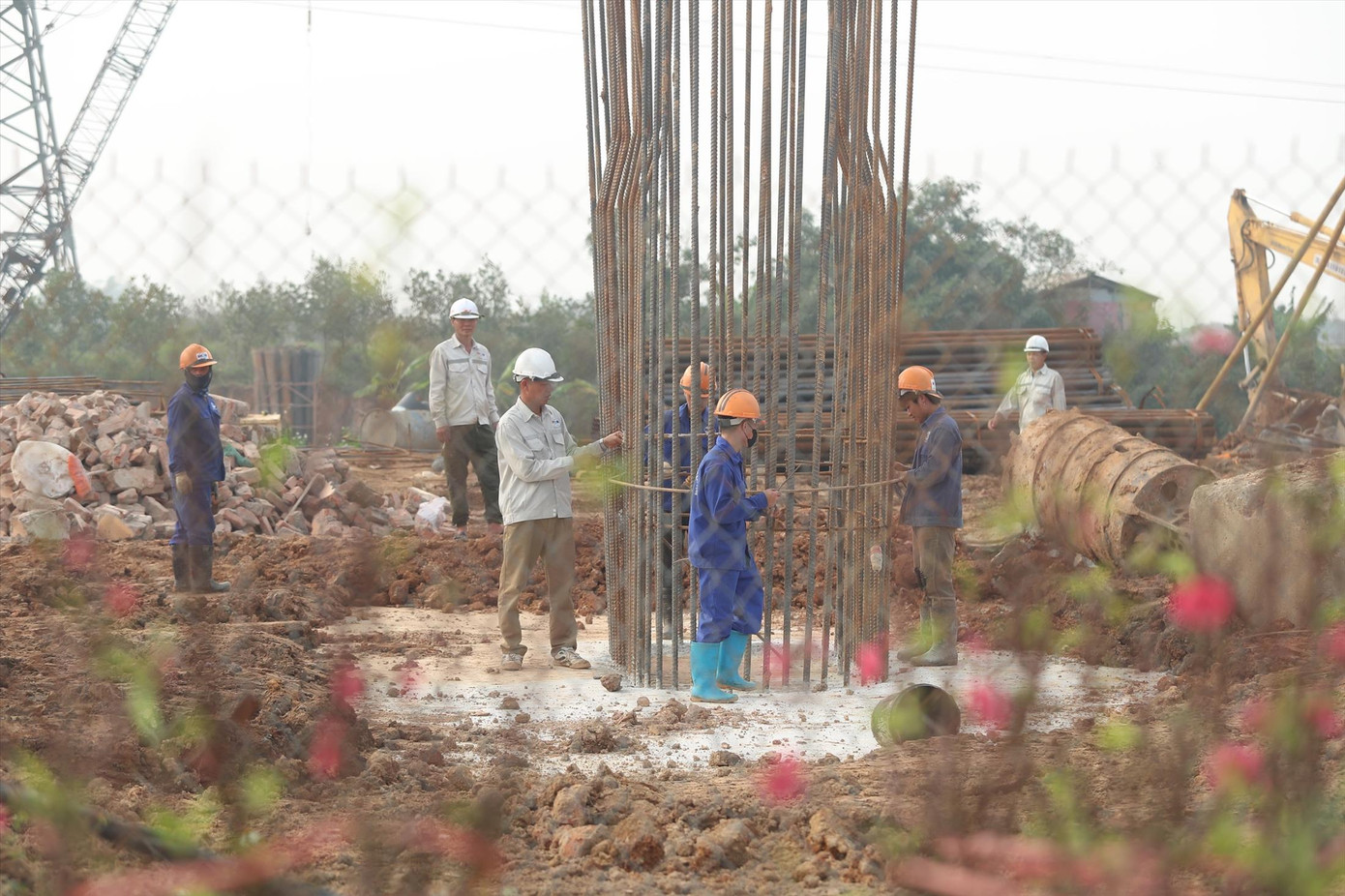Công nhân trên công trường dự án Vành đai 4 - Vùng Thủ đô những ngày Tết Giáp Thìn 2024. Ảnh: Trọng Tài Công nhân trên công trường dự án Vành đai 4 - Vùng Thủ đô những ngày Tết Giáp Thìn 2024. Ảnh: Trọng Tài