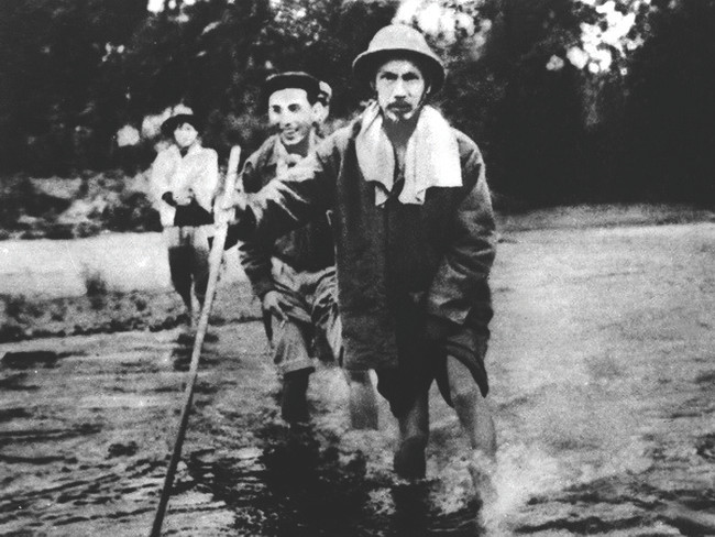 Bác Hồ trên đường đi Chiến dịch biên giới. Ảnh: TTXVN. Bác Hồ trên đường đi Chiến dịch biên giới. Ảnh: TTXVN.