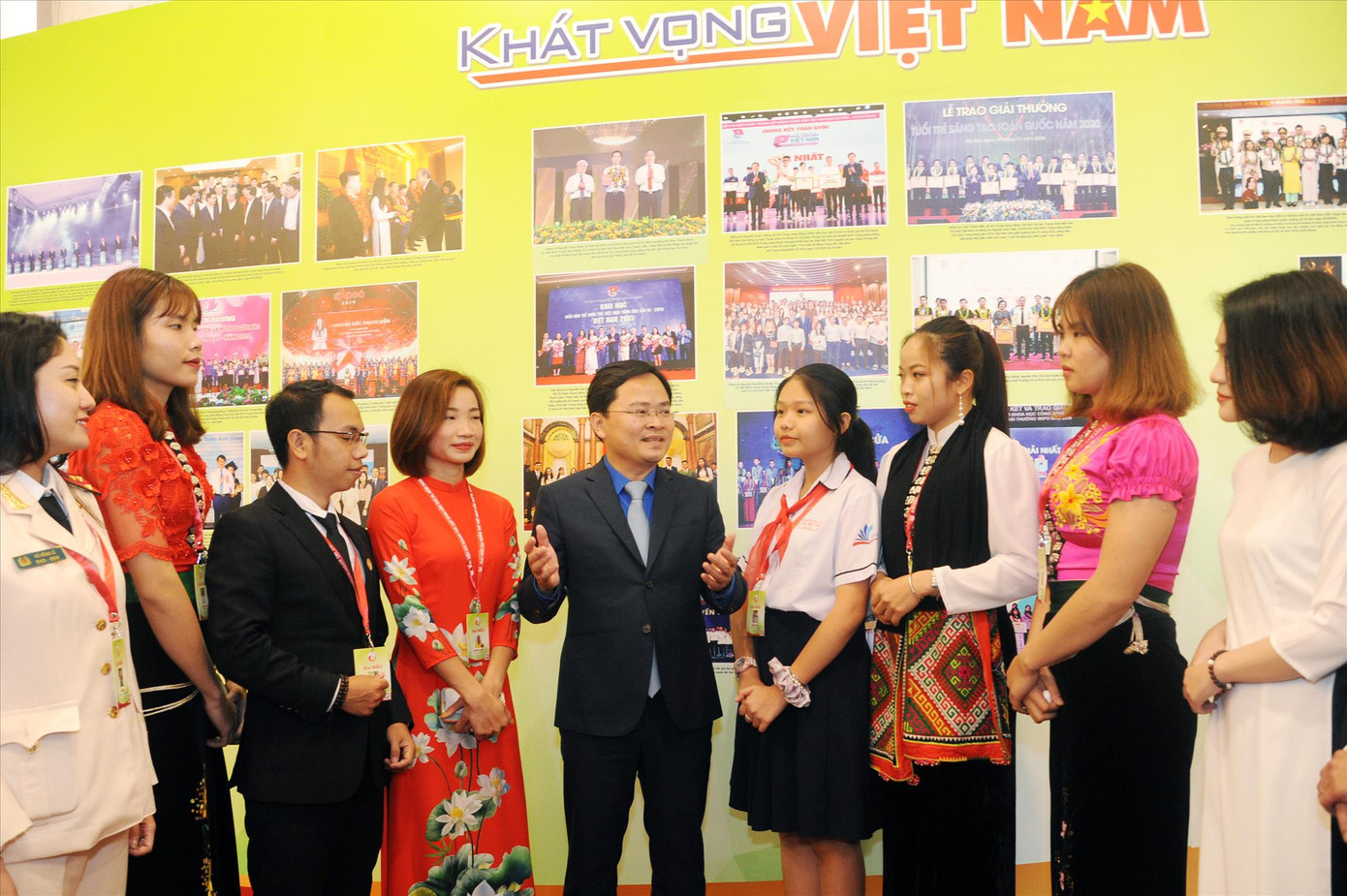 Ông Nguyễn Anh Tuấn - Ủy viên T.Ư Đảng, Bí thư Tỉnh ủy Bắc Ninh, Chủ tịch nhóm Đại biểu Quốc hội trẻ, nguyên Bí thư thứ nhất T.Ư Đoàn, trò chuyện với các tài năng trẻ Việt Nam. Ảnh: Dương Triều