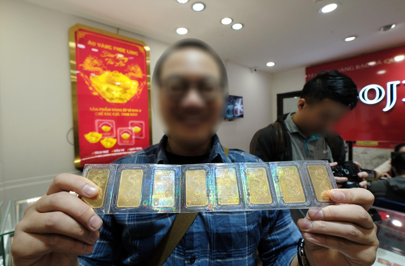 Giá vàng miếng SJC vẫn cao hơn giá vàng thế giới khoảng 13 triệu đồng/lượng. Ảnh: Như Ý Giá vàng miếng SJC vẫn cao hơn giá vàng thế giới khoảng 13 triệu đồng/lượng. Ảnh: Như Ý