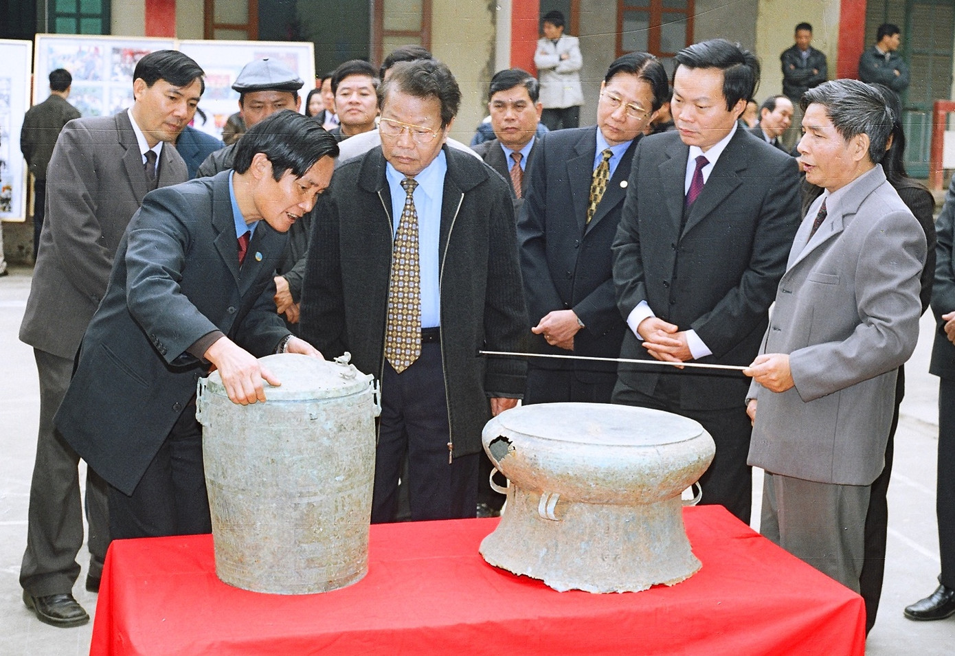 TS. Nguyễn Văn Quang (ngoài cùng bên phải), giới thiệu tiêu bản Thạp đồng Đào Thịnh với Chủ tịch nước Trần Đức Lương. Ảnh: Tiến Hào TS. Nguyễn Văn Quang (ngoài cùng bên phải), giới thiệu tiêu bản Thạp đồng Đào Thịnh với Chủ tịch nước Trần Đức Lương. Ảnh: Tiến Hào