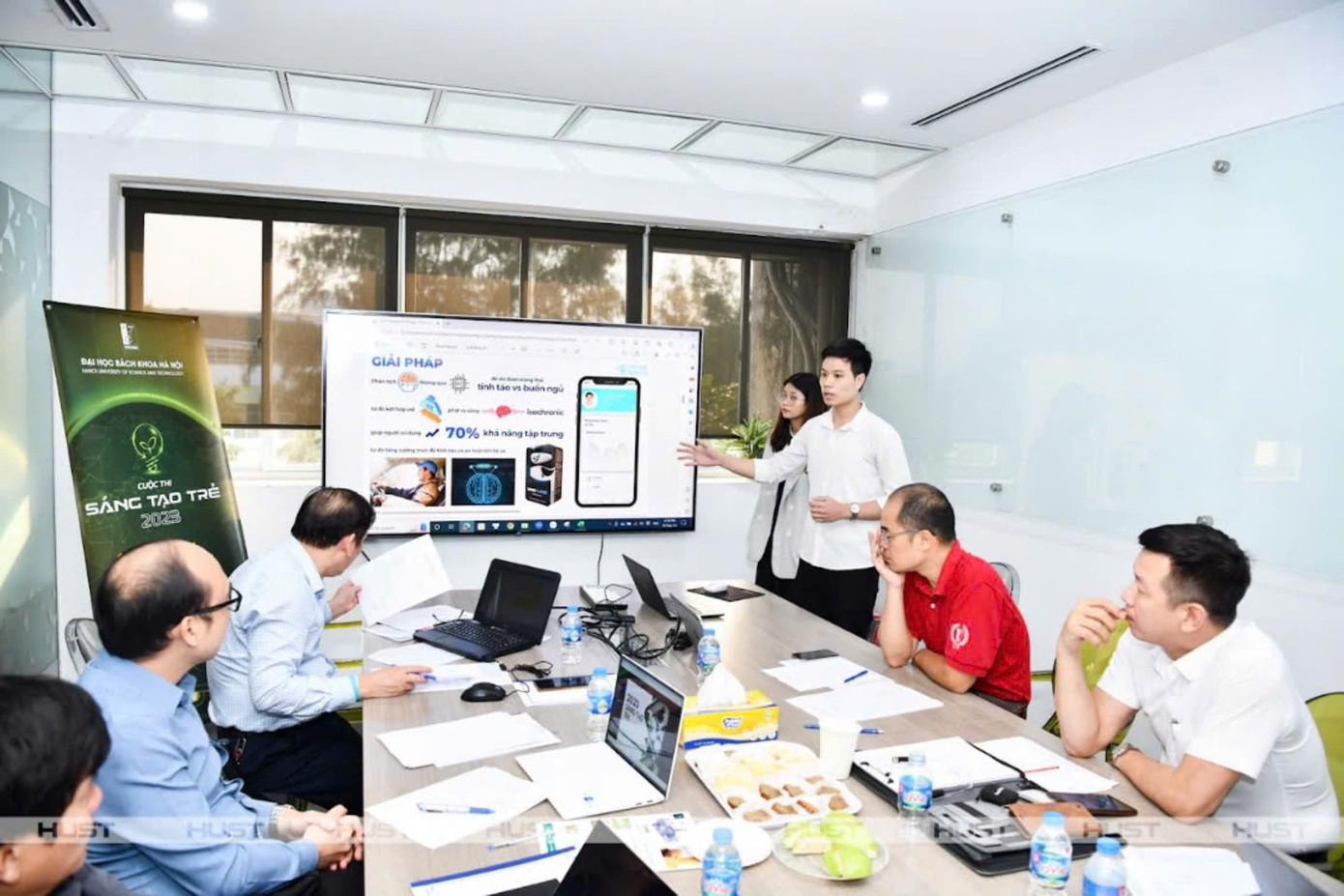 Nguyễn Tuấn Đạt (sinh viên ĐH Bách khoa Hà Nội) trình bày nghiên cứu về sóng não Nguyễn Tuấn Đạt (sinh viên ĐH Bách khoa Hà Nội) trình bày nghiên cứu về sóng não