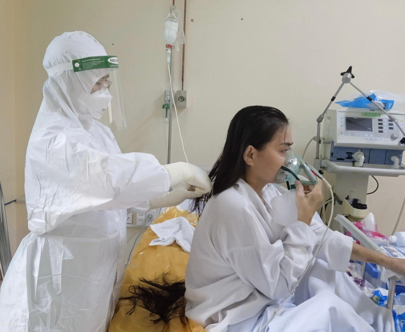 Điều dưỡng viên Nguyễn Thị Thuần chăm sóc nữ bệnh nhân COVID-19 tại Bệnh viện dã chiến truyền nhiễm 5G