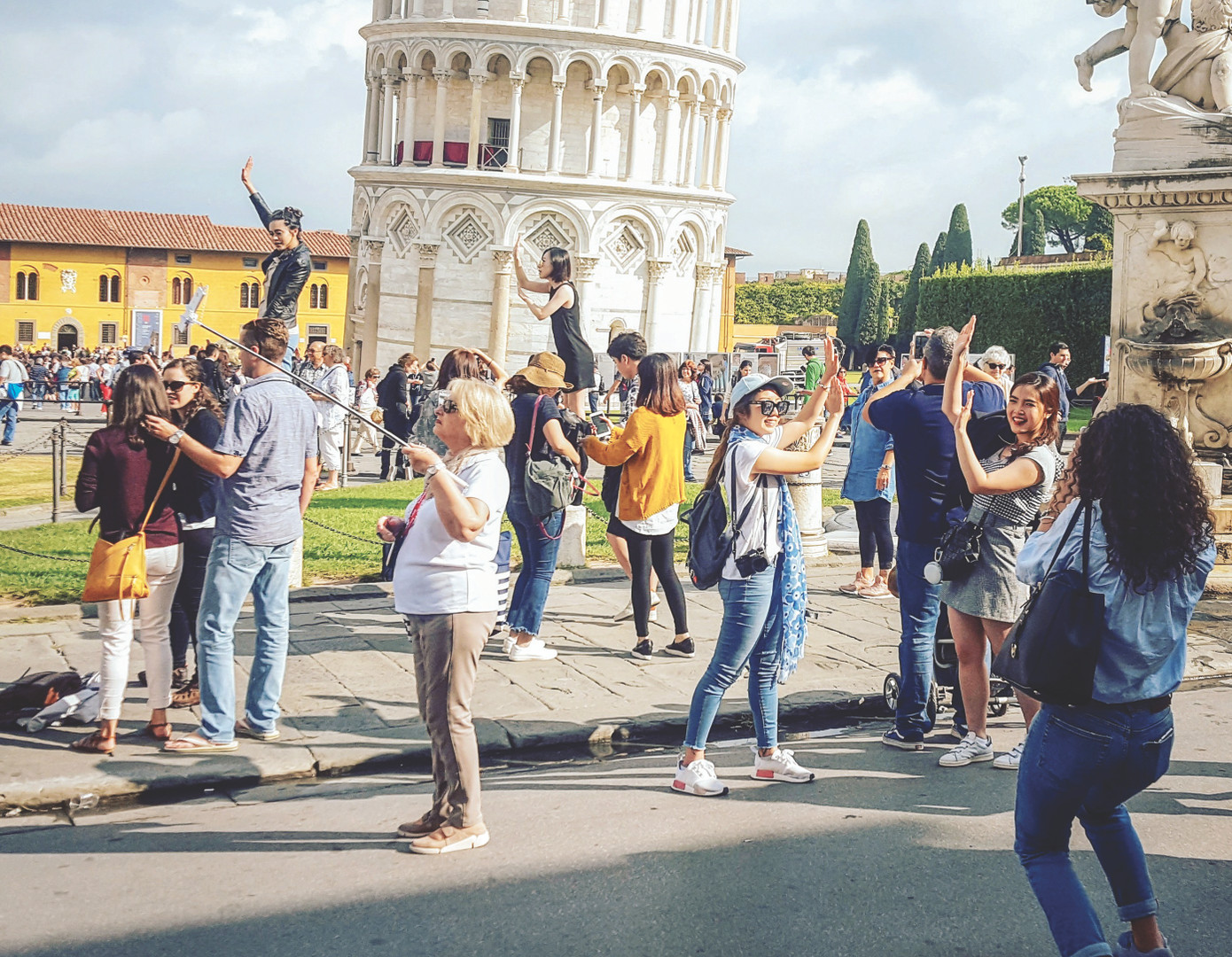 Du khách thi nhau chụp ảnh tự sướng ở một điểm du lịch Italya Du khách thi nhau chụp ảnh tự sướng ở một điểm du lịch Italya