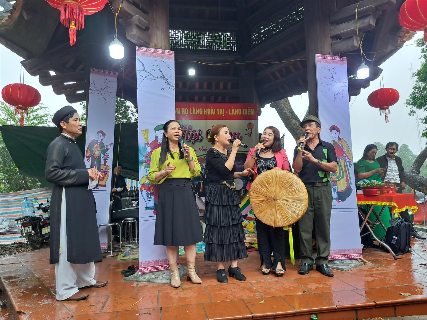 Chị Huệ và nhóm bạn đến với hội Lim để được làm “ca sĩ”. Ảnh: N.M.HÀ Chị Huệ và nhóm bạn đến với hội Lim để được làm “ca sĩ”. Ảnh: N.M.HÀ