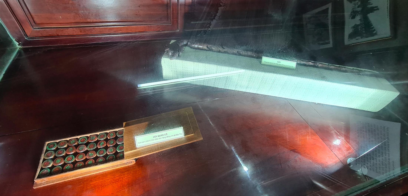 Bộ cờ tướng và chiếc gậy của các cựu tù nhân Côn Đảo tặng ông Lê Đức Thọ