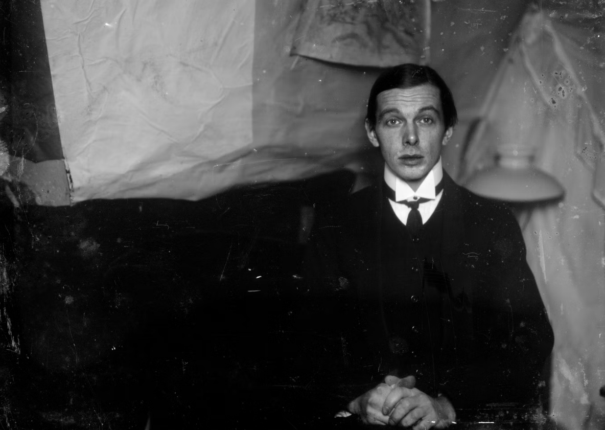 Ông Ernst Kirchner trong studio của ông ở Berlin Ông Ernst Kirchner trong studio của ông ở Berlin