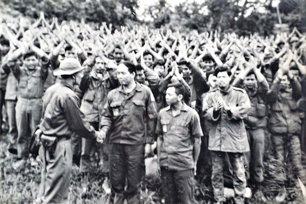 Trung tá Phạm Văn Đính bắt tay đại diện Quân Giải phóng thời điểm ra hàng