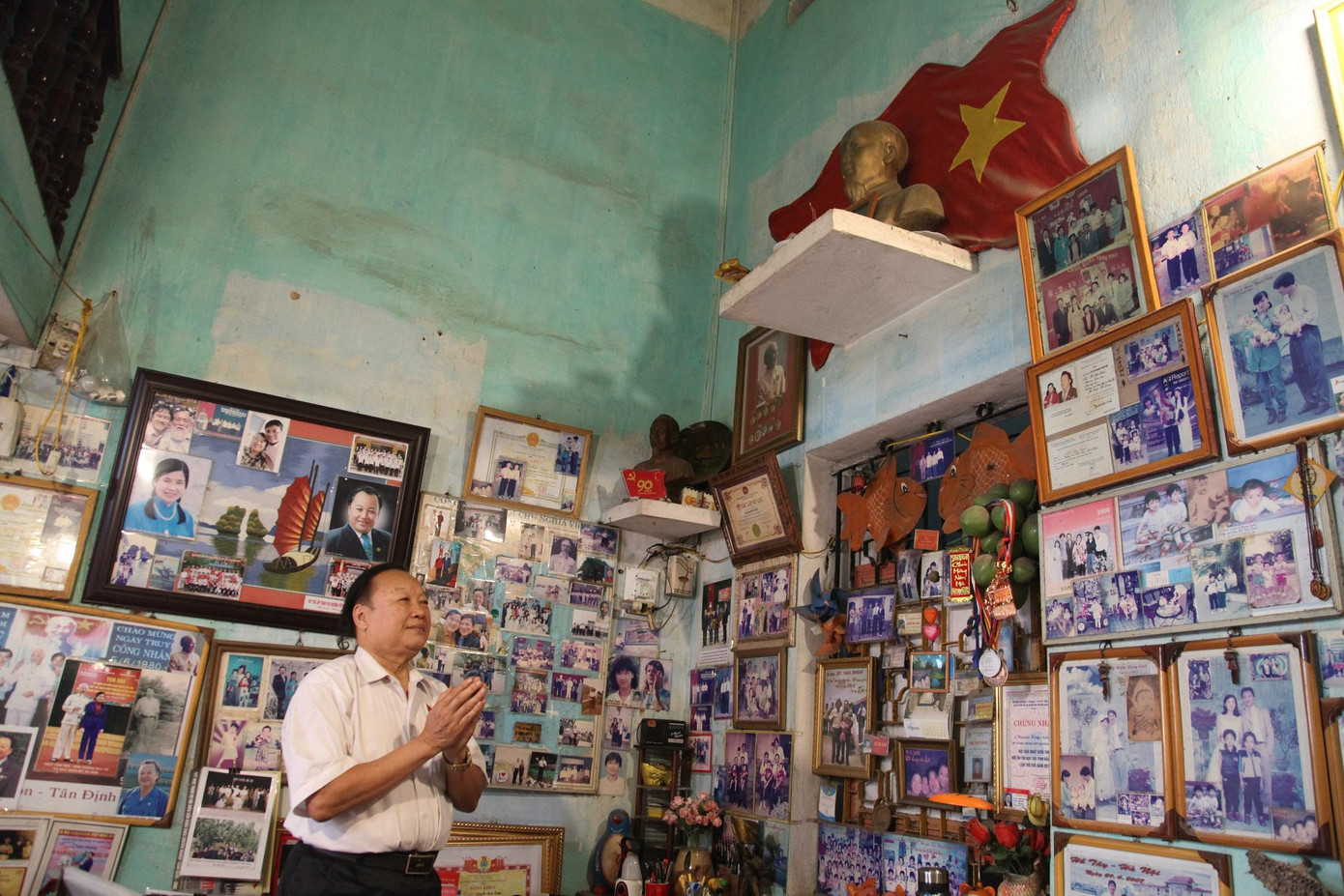 Trong nhà nghệ sĩ Văn Tân có tượng và bàn thờ Bác Hồ. Mỗi lần đi diễn ông đều báo cáo Bác