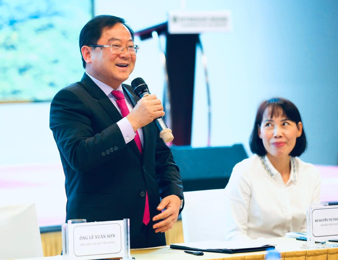 Nhà báo Lê Xuân Sơn, Tổng biên tập báo Tiền Phong đồng chủ trì phiên thảo luận.