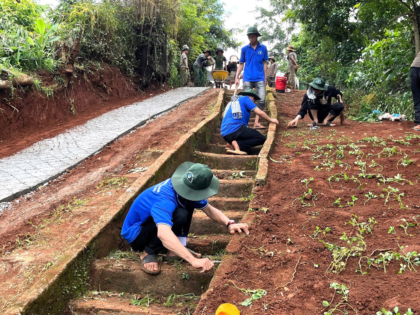 Chiến sĩ tình nguyện Trường ĐH Tây Nguyên cùng người dân tu sửa đường xuống bến nước buôn Kđoh