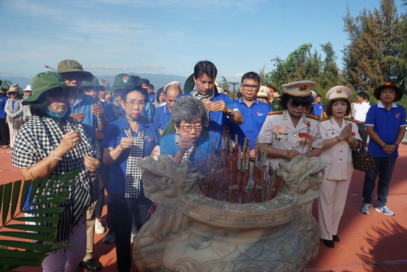 Nhiều người rất xúc động khi đến thăm Khu tưởng niệm chiến sĩ Gạc Ma. Nhiều người rất xúc động khi đến thăm Khu tưởng niệm chiến sĩ Gạc Ma.