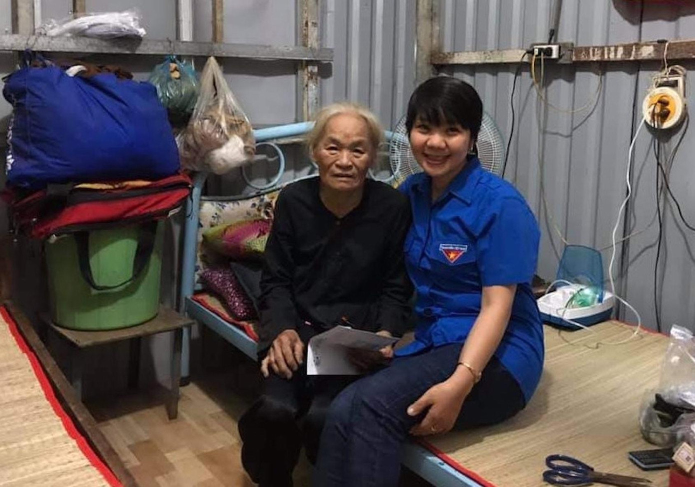 Nguyễn Thị Thu Thảo đi làm từ thiện trong màu áo thanh niên Ảnh: NVCC