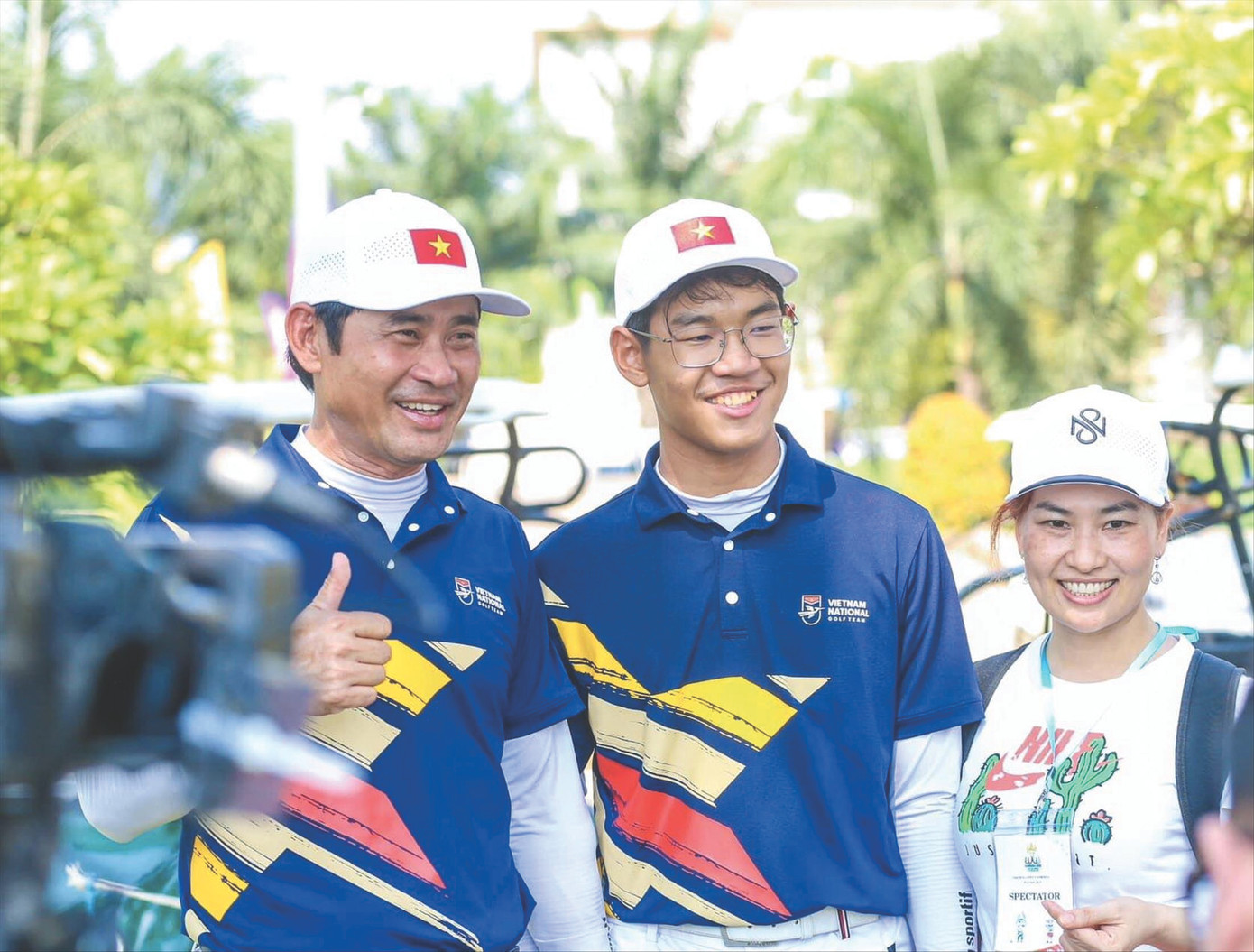 Khánh Hưng và gia đình tại SEA Games 32 Khánh Hưng và gia đình tại SEA Games 32