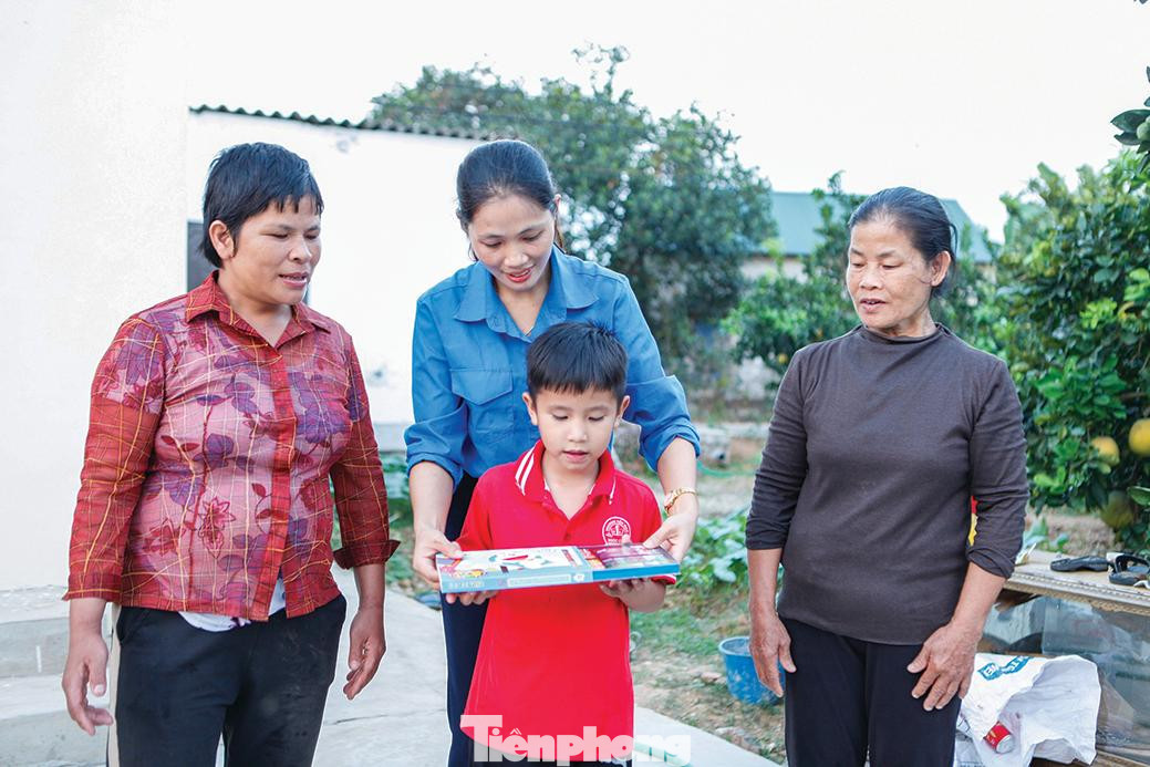 Chị Duệ tặng quà học sinh có hoàn cảnh khó khăn ở xã Ngọc Châu