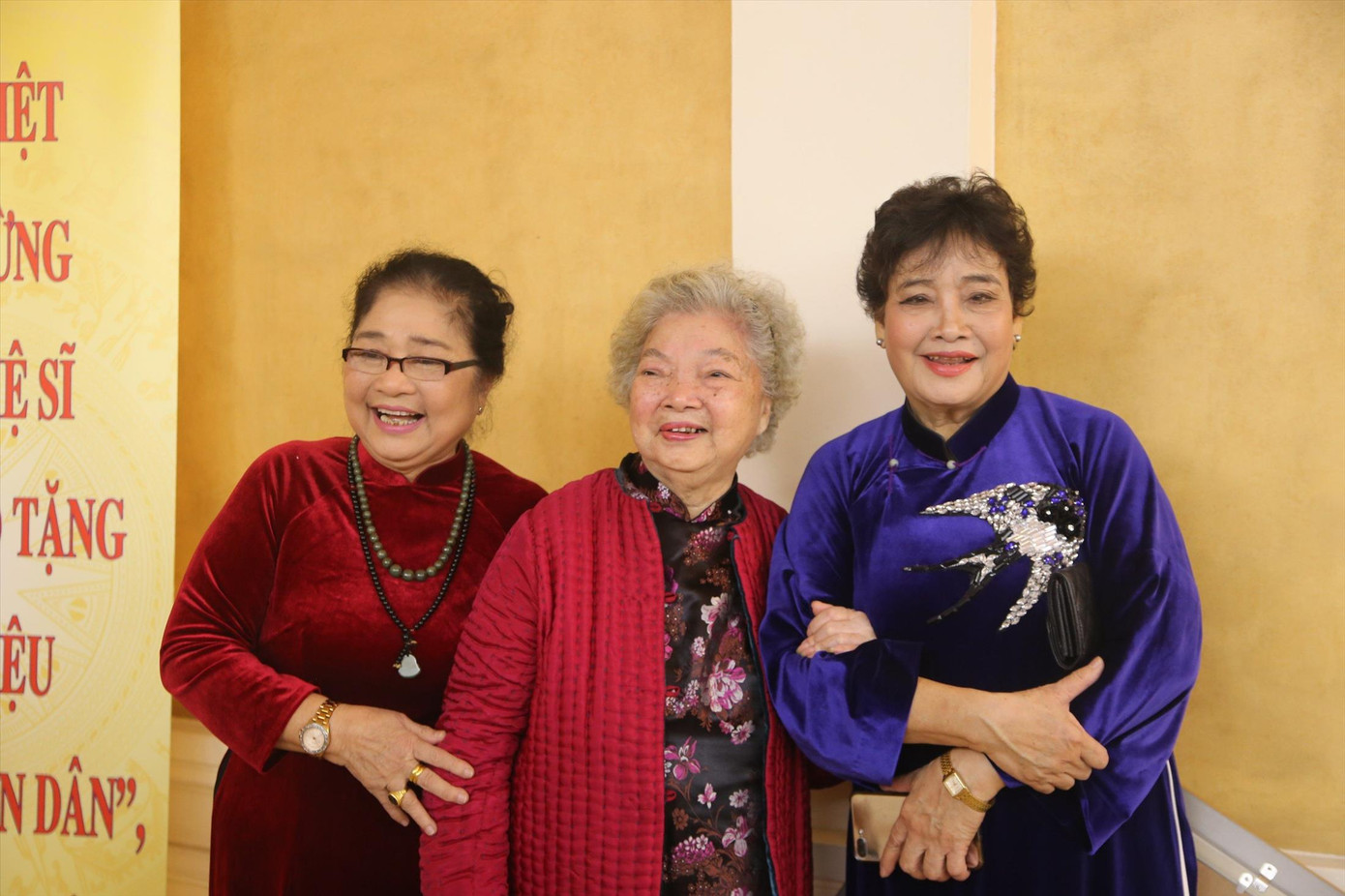 NSND Thanh Tú (ngoài cùng bên phải) bên đồng nghiệp thân thiết - NSƯT Lê Mai (giữa), NSƯT Kim Xuyến Ảnh: GIA LINH NSND Thanh Tú (ngoài cùng bên phải) bên đồng nghiệp thân thiết - NSƯT Lê Mai (giữa), NSƯT Kim Xuyến Ảnh: GIA LINH