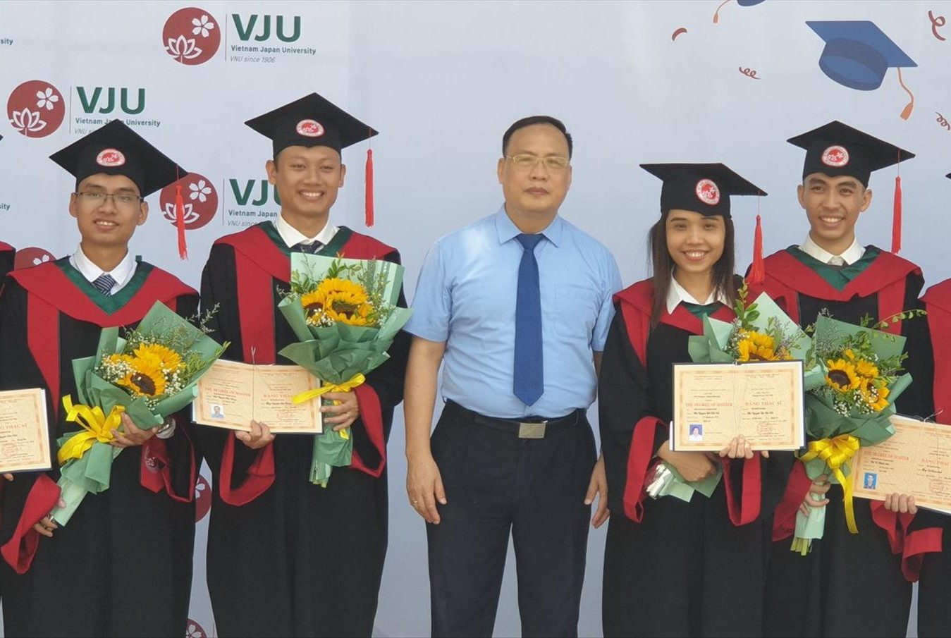 GS Nguyễn Đình Đức cùng sinh viên trong lễ tốt nghiệp Ảnh: NVCC