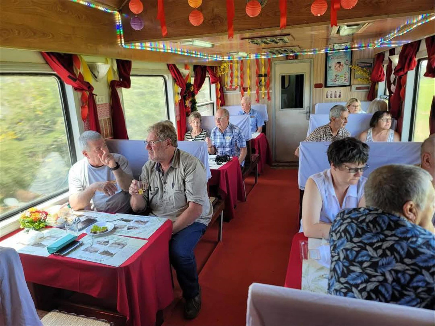 Tàu Thống nhất Bắc - Nam vừa được tạp chí du lịch Lonely Planet bình chọn đứng đầu danh sách tuyến tàu hỏa tuyệt vời nhất thế giới.