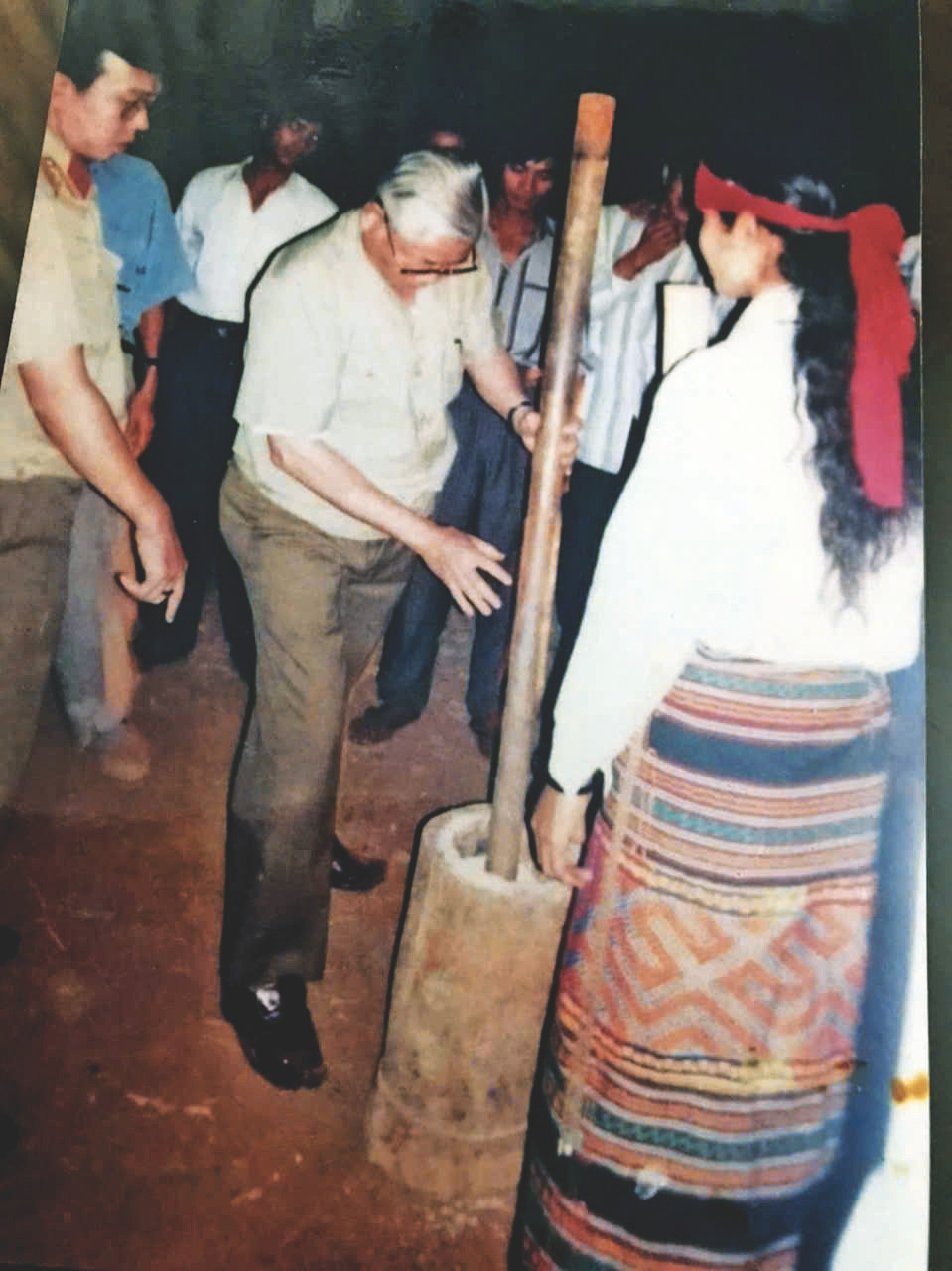 Nhạc sĩ Xuân Hồng về thăm sóc Bom Bo lần cuối, khoảng năm 1994 - 1995