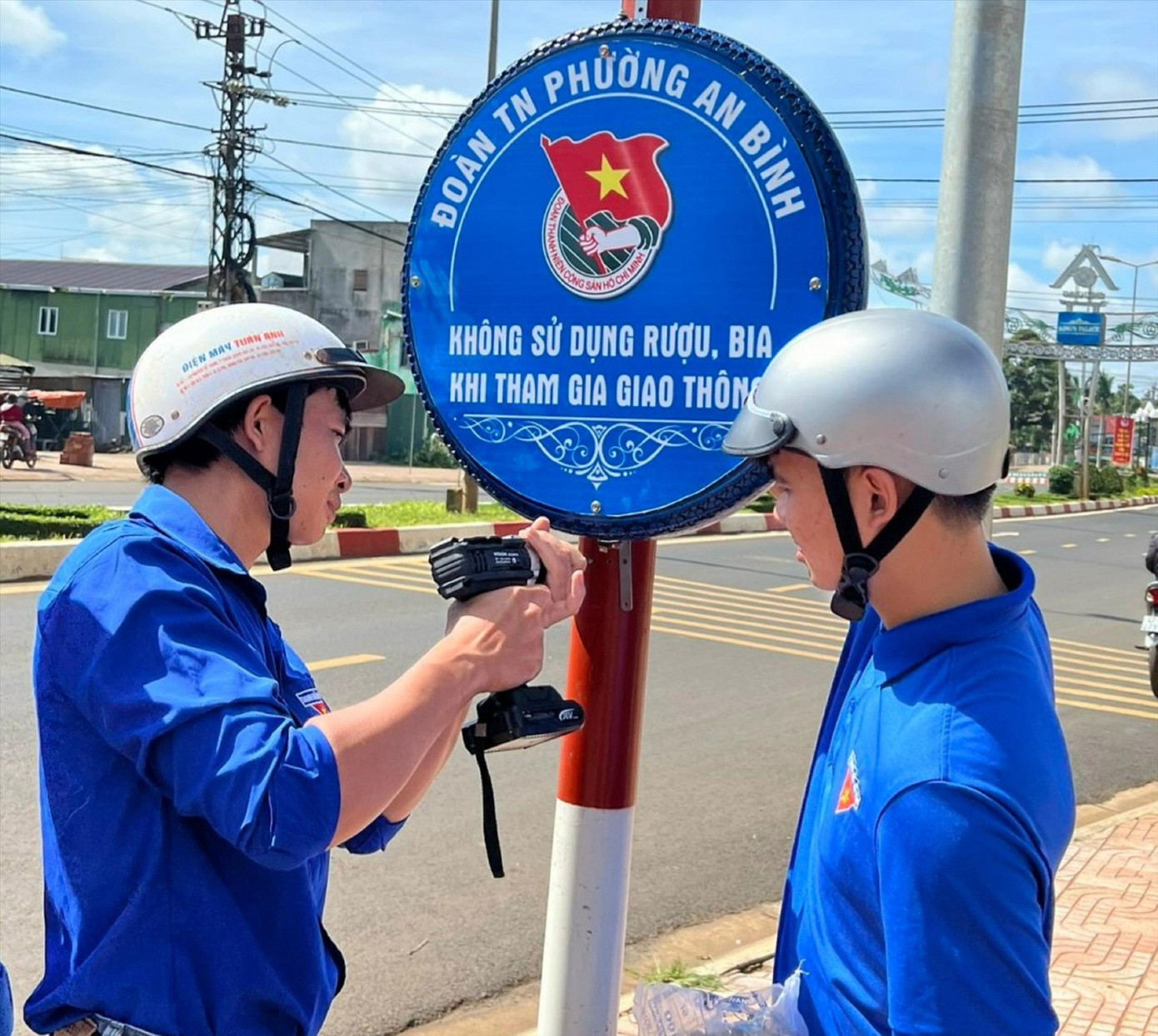 Bạn trẻ gắn bảng tuyên truyền trên các tuyến đường phường An Bình Bạn trẻ gắn bảng tuyên truyền trên các tuyến đường phường An Bình