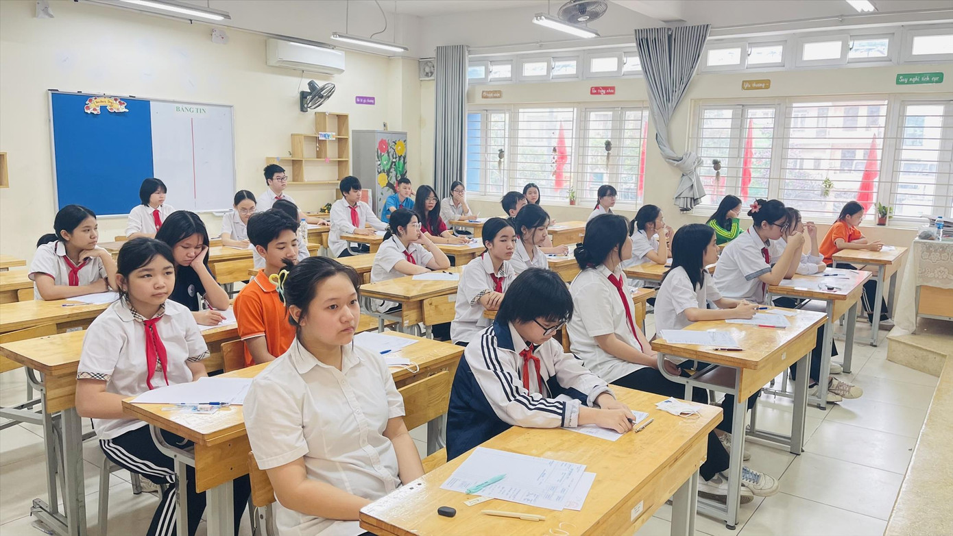 Chỉ còn khoảng 3 tuần nữa, hơn 100 nghìn học sinh Hà Nội sẽ bước vào kỳ thi tuyển sinh lớp 10. Chỉ còn khoảng 3 tuần nữa, hơn 100 nghìn học sinh Hà Nội sẽ bước vào kỳ thi tuyển sinh lớp 10.