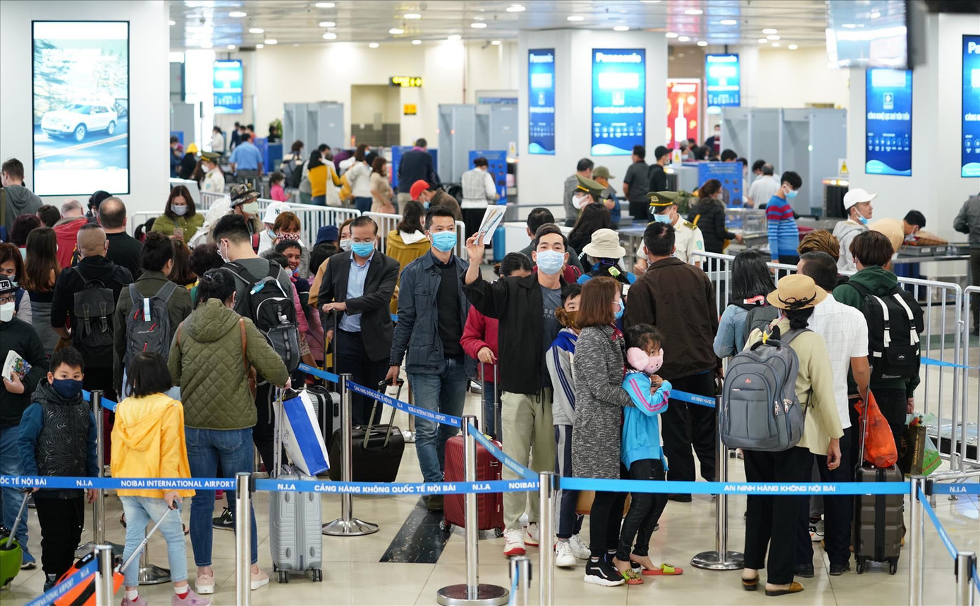 Sân bay Tân Sơn Nhất bắt đầu đông đúc, nhộn nhịp Ảnh: Huy Thịnh Sân bay Tân Sơn Nhất bắt đầu đông đúc, nhộn nhịp Ảnh: Huy Thịnh