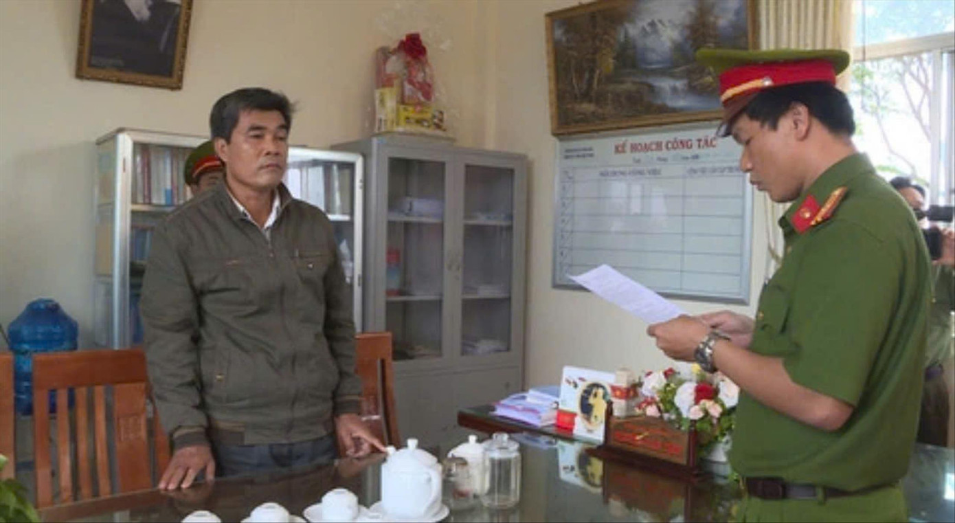 Công an đọc lệnh bắt tạm giam đối với bị can Nguyễn Văn Tiên (nguyên công chức Phòng TN&amp;MT thị xã Đông Hòa) Ảnh: CACC