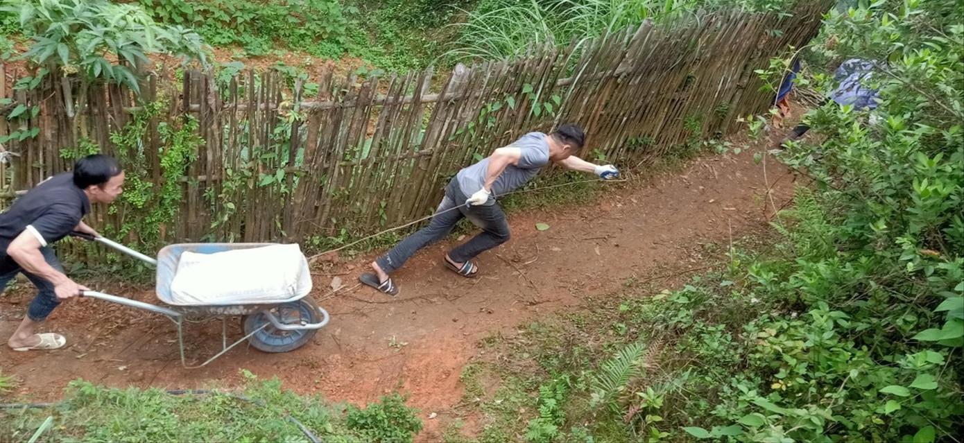 Vượt nắng, thắng mưa xây nhà “Khăn quàng Đỏ”. Ảnh: Duy Chiến Vượt nắng, thắng mưa xây nhà “Khăn quàng Đỏ”. Ảnh: Duy Chiến