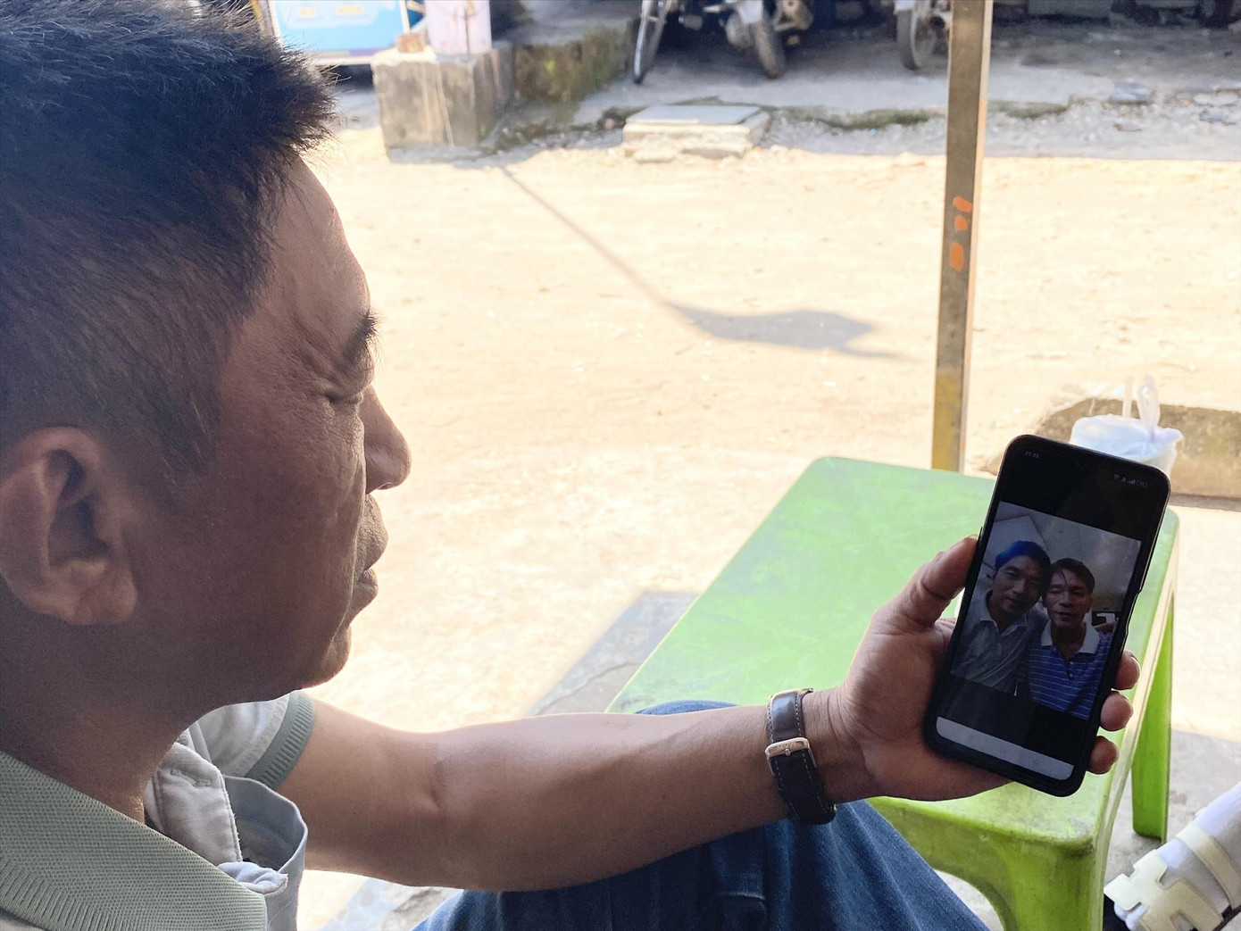 Ông Ngô Gia Nghĩa khoe bức hình chụp chung cùng Anh hùng Gạc Ma Nguyễn Văn Lanh. Ảnh: Minh Hiền Ông Ngô Gia Nghĩa khoe bức hình chụp chung cùng Anh hùng Gạc Ma Nguyễn Văn Lanh. Ảnh: Minh Hiền