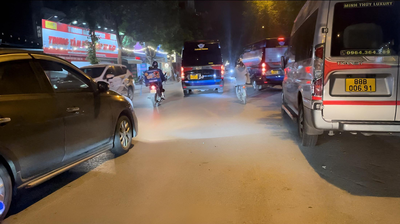 Xe trá hình đỗ đón khách thành hàng dài trên phố Trần Thủ Độ Xe trá hình đỗ đón khách thành hàng dài trên phố Trần Thủ Độ