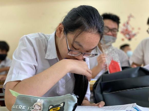 Giáo viên, chuyên gia cho rằng: Học sinh phải học thêm vì chương trình nặng, thi cử khó khăn Ảnh: Quỳnh Anh Giáo viên, chuyên gia cho rằng: Học sinh phải học thêm vì chương trình nặng, thi cử khó khăn Ảnh: Quỳnh Anh