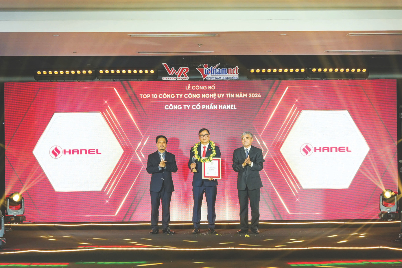 Ông Nguyễn Văn Hiếu - Phó Tổng Giám đốc Hanel nhận chứng nhận Top 10 Công ty uy tín trong lĩnh vực công nghệ