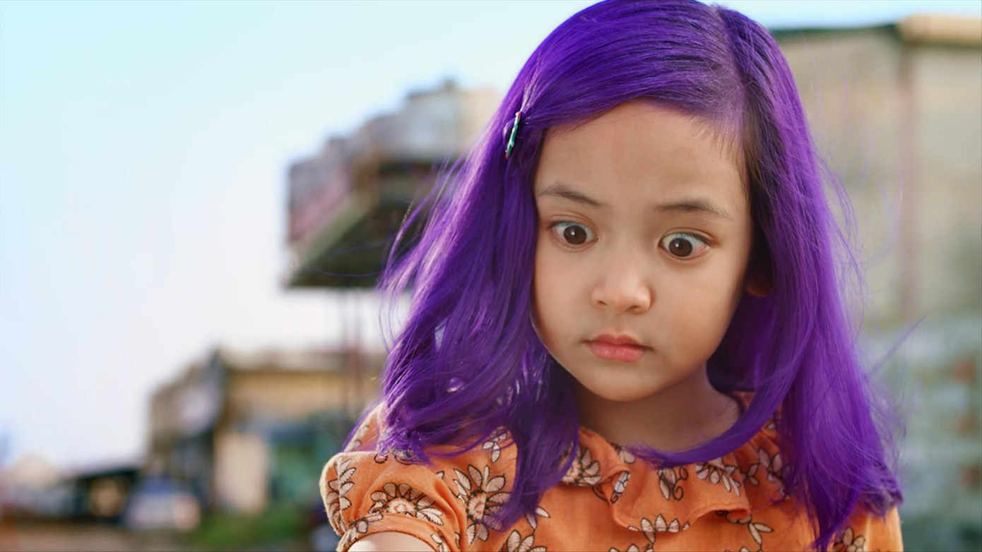 Mái tóc tím ngang vai làm nên điểm khác biệt của Maika phiên bản Việt