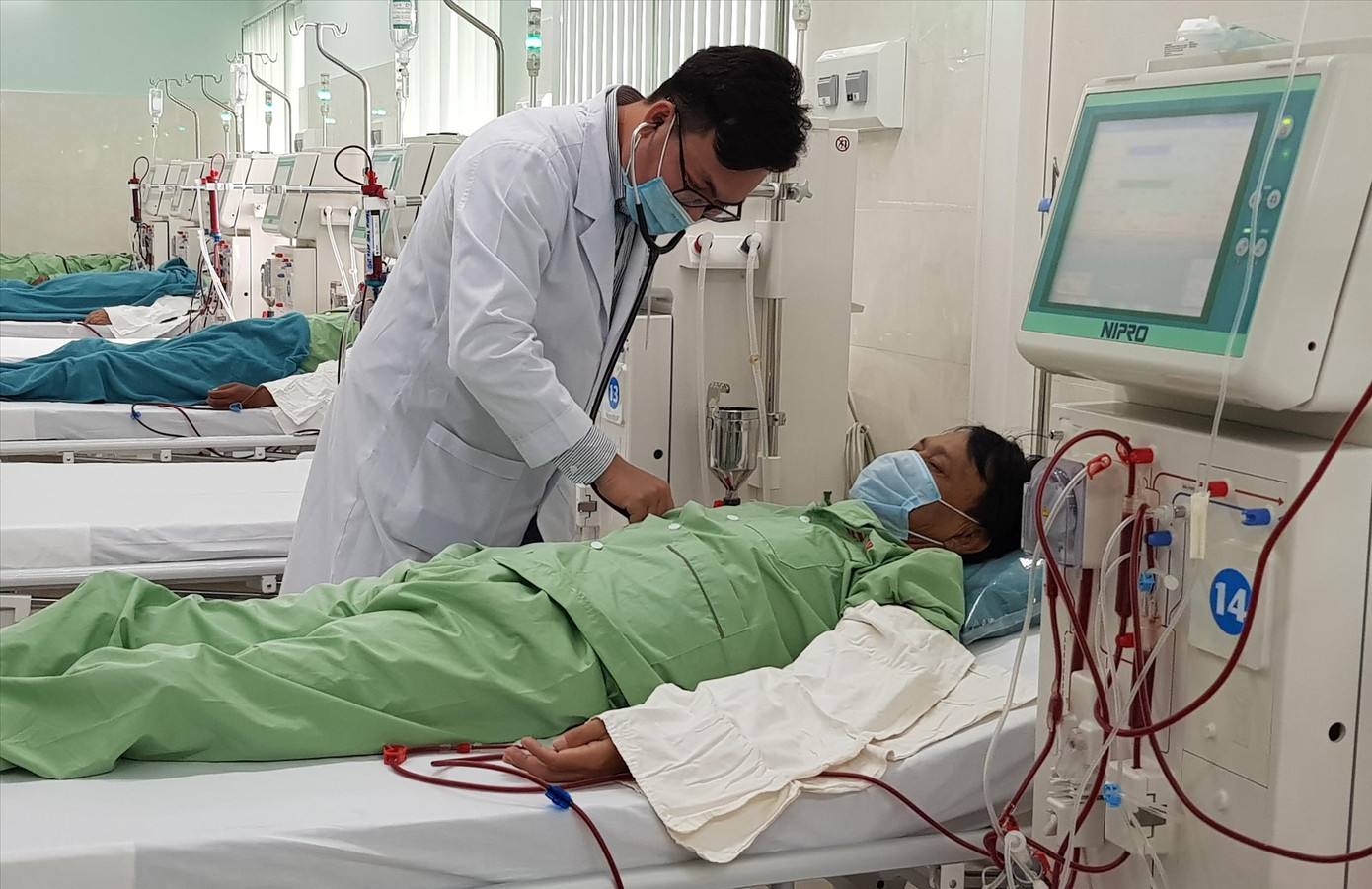 Người trẻ tuổi suy thận giai đoạn cuối ngày càng nhiều đang tạo thành gánh nặng cho gia đình và xã hội. Ảnh: Vân Sơn