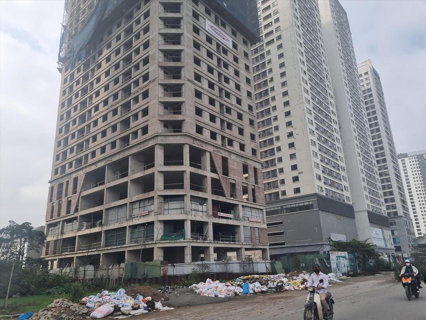 Dự án nhà ở xã hội tại Đại Mỗ (Nam Từ Liêm, Hà Nội) chưa hoàn thiện vì thiếu vốn. Ảnh: Ngọc Mai Dự án nhà ở xã hội tại Đại Mỗ (Nam Từ Liêm, Hà Nội) chưa hoàn thiện vì thiếu vốn. Ảnh: Ngọc Mai