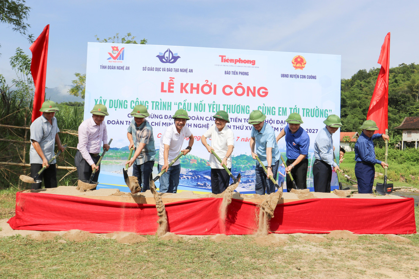 Đại biểu thực hiện nghi lễ khởi công công trình “Cầu nối yêu thương - Cùng em tới trường”