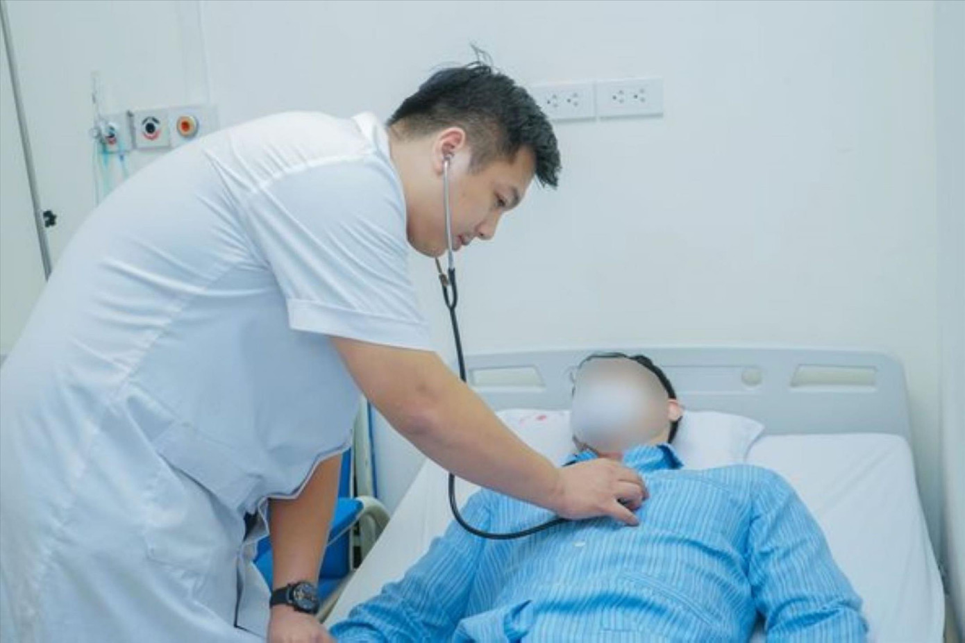 Bác sĩ Đàm Hải Sơn kiểm tra sức khỏe bệnh nhân là HLV thể hình