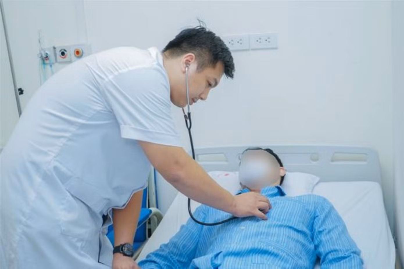 Bác sĩ Đàm Hải Sơn kiểm tra sức khỏe bệnh nhân là HLV thể hình