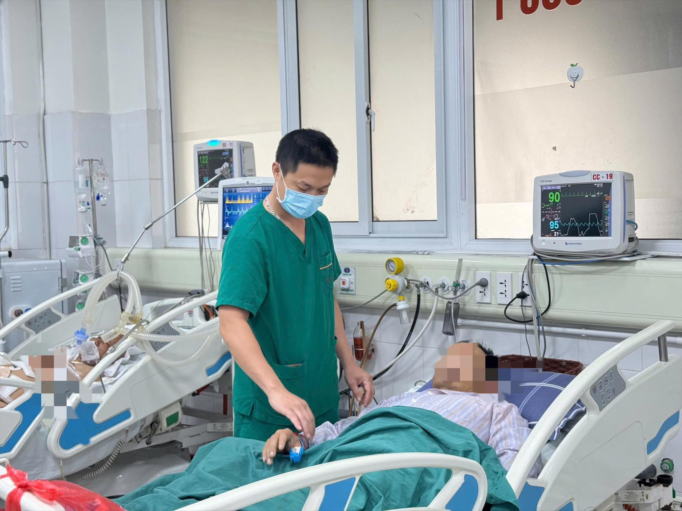 Bác sĩ khám cho bệnh nhân B.V.Đ mắc sốt rét Bác sĩ khám cho bệnh nhân B.V.Đ mắc sốt rét