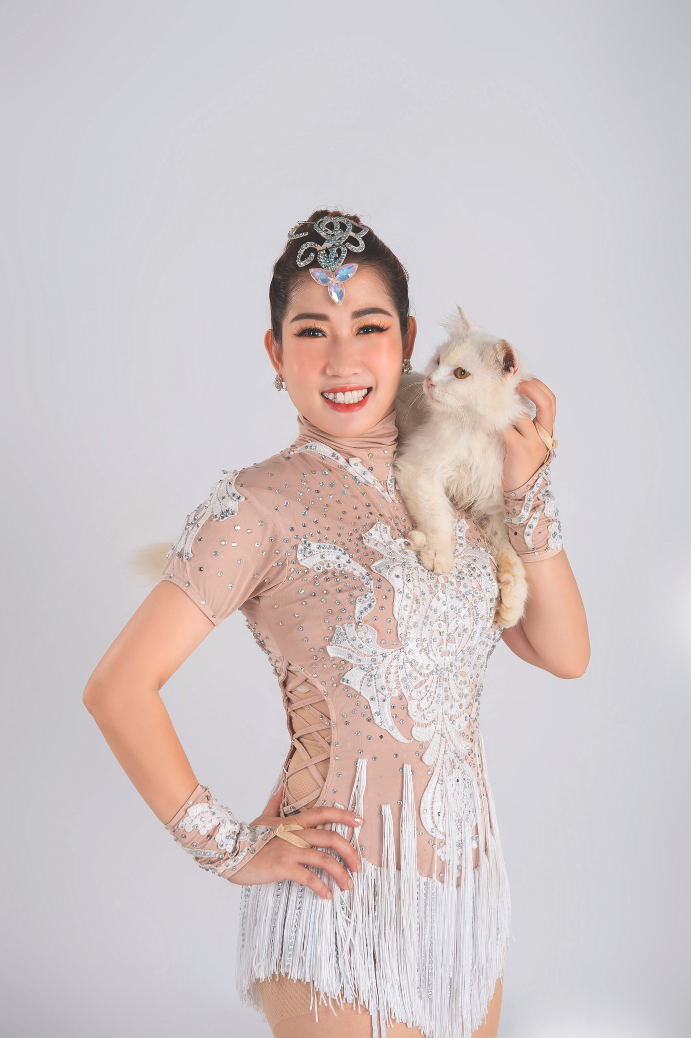 Nghệ sĩ xiếc mèo Huyền Trang cùng bạn diễn đặc biệt Nghệ sĩ xiếc mèo Huyền Trang cùng bạn diễn đặc biệt