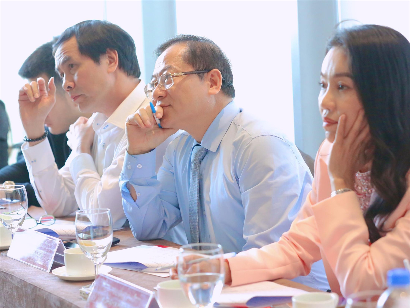 Nhà thơ Hữu Việt, nhà báo Lê Xuân Sơn và bà Phạm Kim Dung (từ trái qua) đánh giá cao mặt bằng thí sinh vào Vòng chung khảo toàn quốc HHVN 2022 Ảnh: MẠNH THẮNG