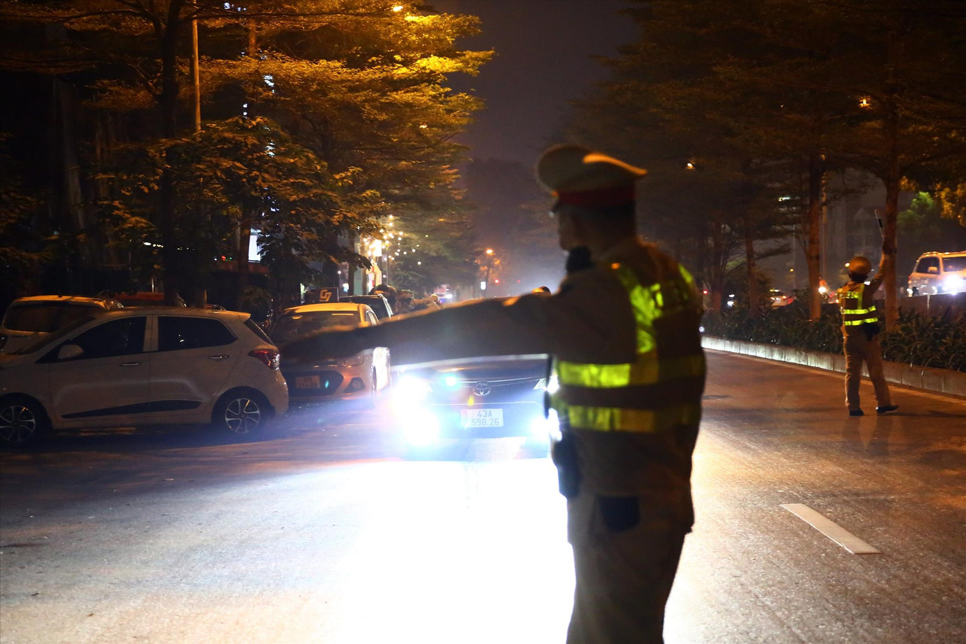 Lực lượng CSGT làm nhiệm vụ xử lý vi phạm