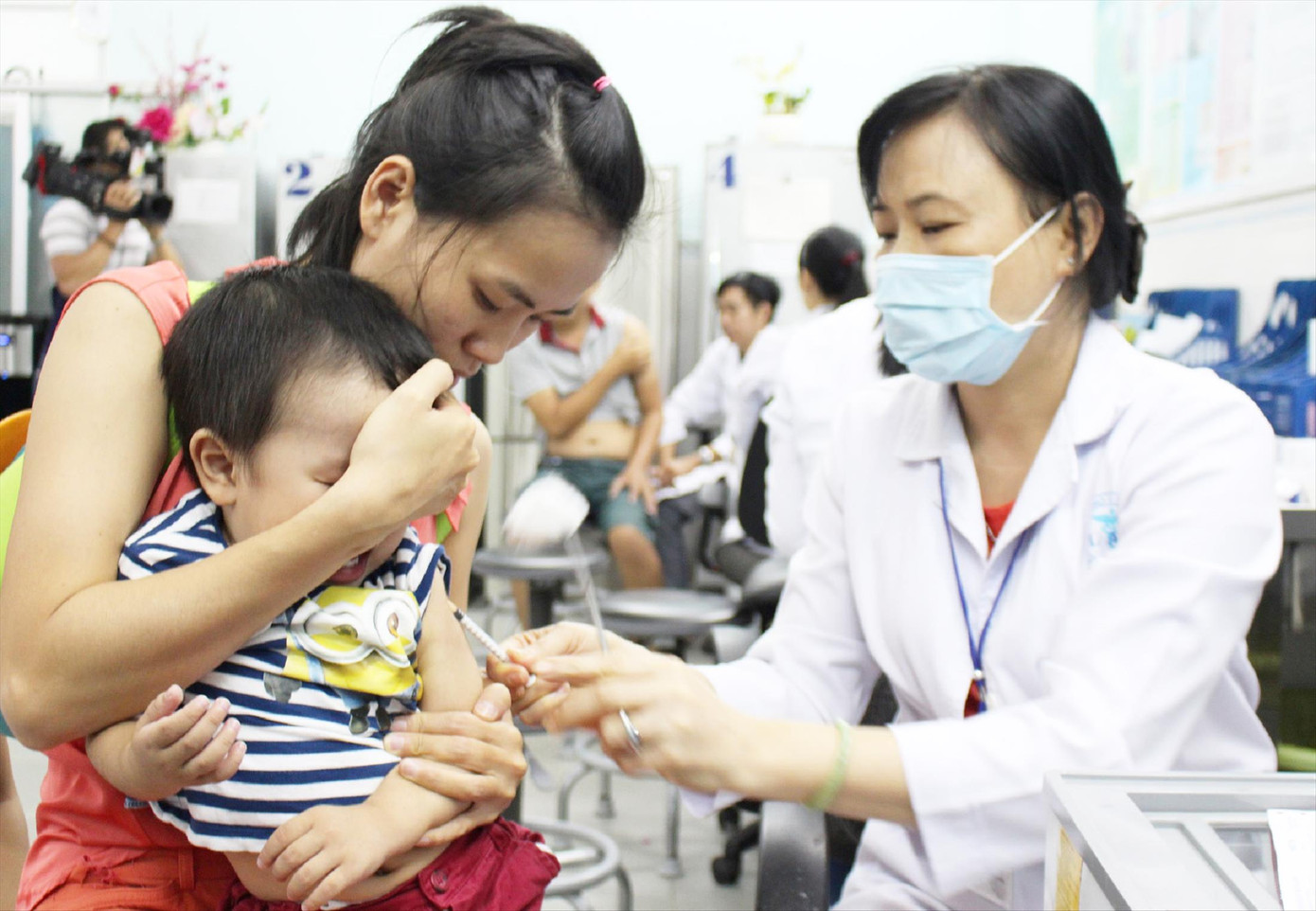 Vắc xin trong chương trình tiêm chủng mở rộng tại TPHCM chỉ còn đủ đáp ứng trong 2 tuần Ảnh: Vân Sơn Vắc xin trong chương trình tiêm chủng mở rộng tại TPHCM chỉ còn đủ đáp ứng trong 2 tuần Ảnh: Vân Sơn