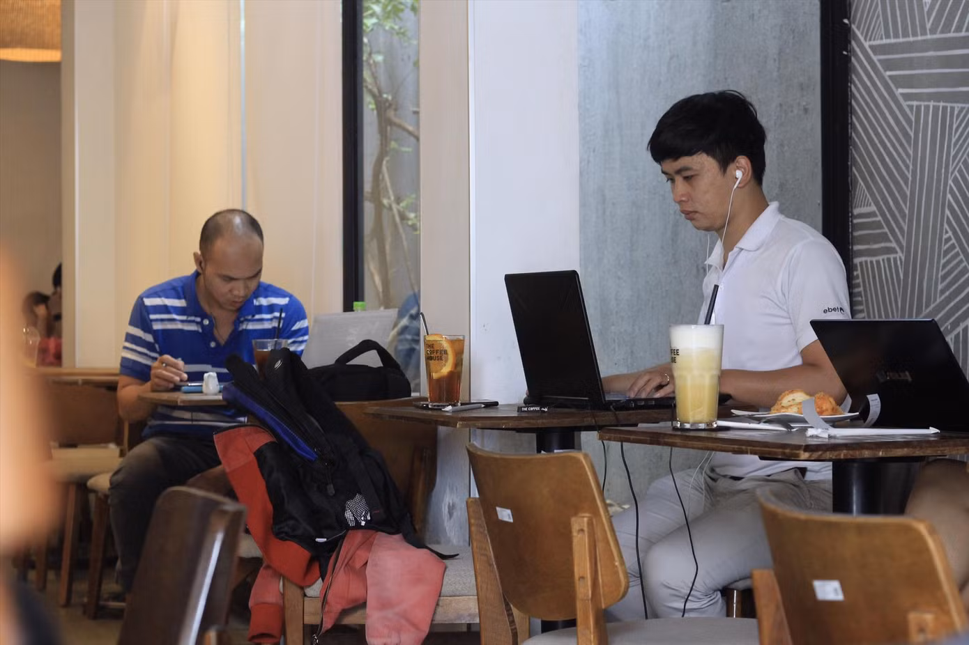 Hồng Phúc (bìa phải) thường chọn làm việc 3-4 lần/tuần ở quán cà phê