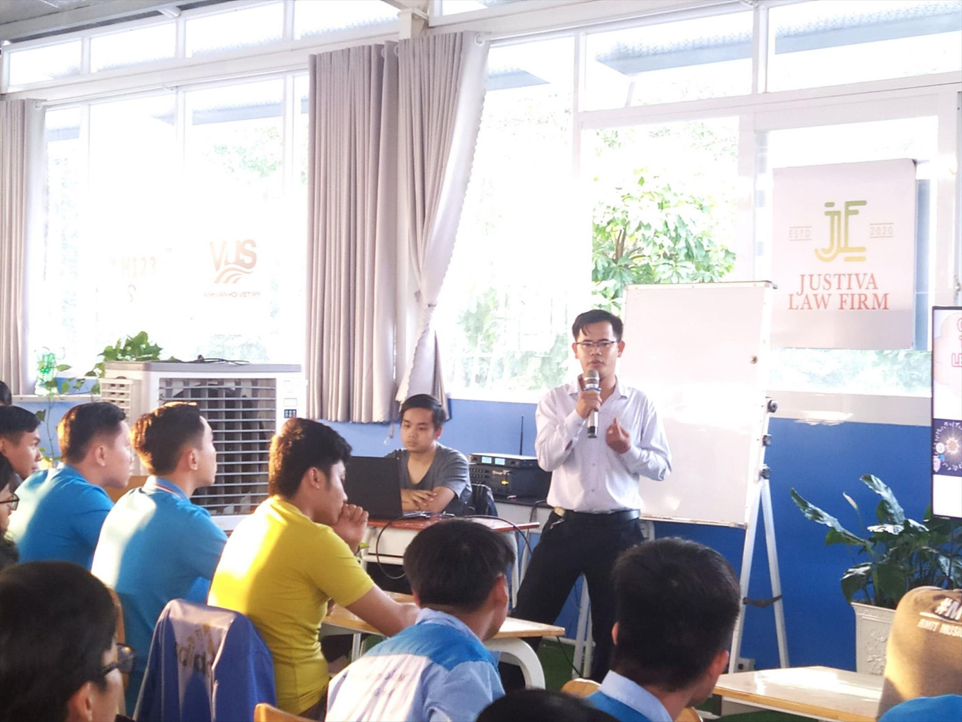 Giảng viên Trịnh Quốc Thanh tập huấn kiến thức cho sinh viên Viện Kỹ thuật - Công nghệ, Trường ĐH Thủ Dầu Một