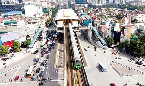 Với việc có thêm xe đường sắt đô thị, xe buýt điện và xe CNG vận tải công cộng Hà Nội hướng đến mô hình đa phương thức, thân thiện môi trường Ảnh: Trọng Đảng