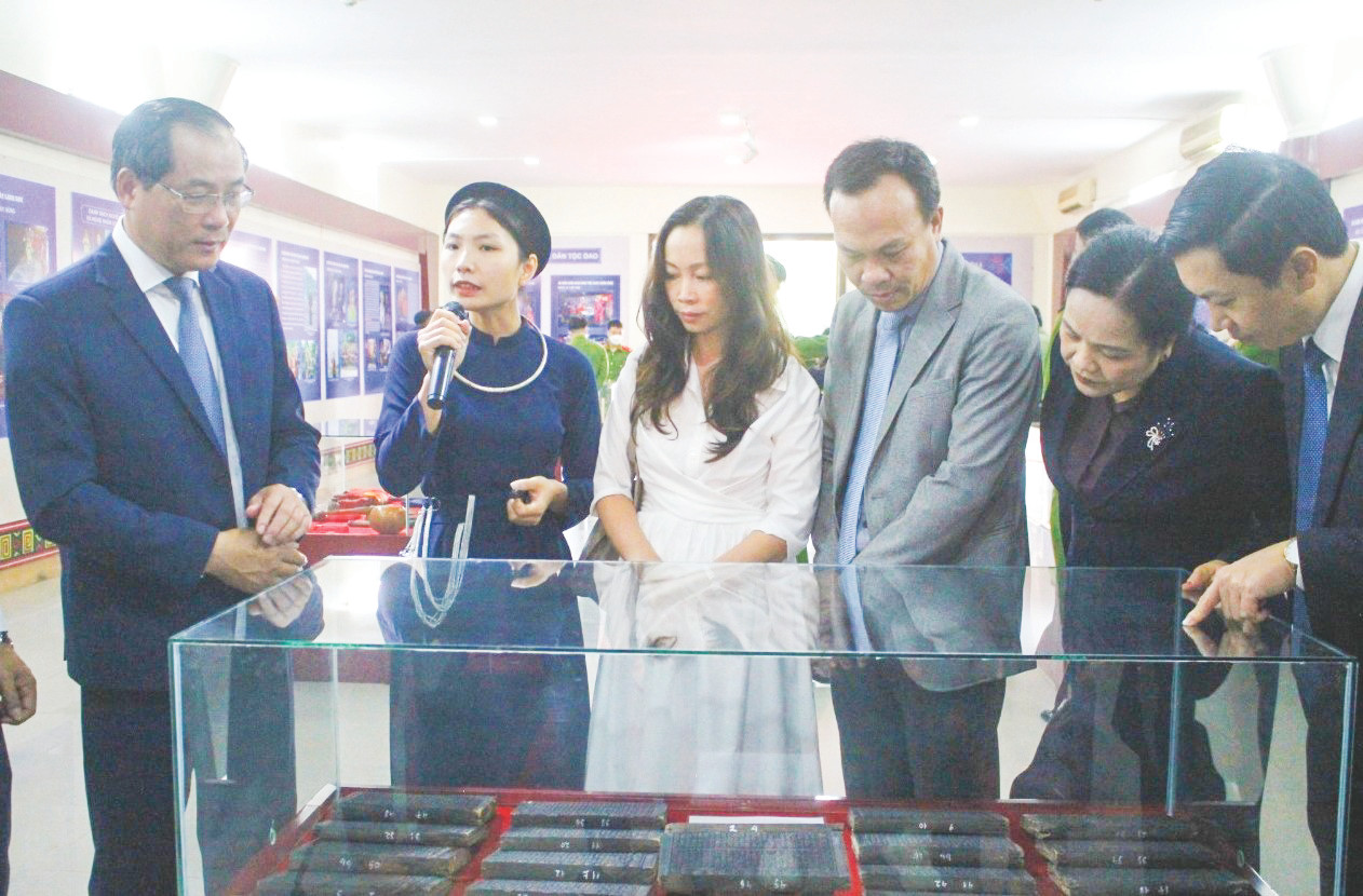 Cán bộ và nhân dân địa phương chiêm ngưỡng Linh tiêm hiện đang trưng bày tại bảo tàng tỉnh Ảnh: Duy Chiến.