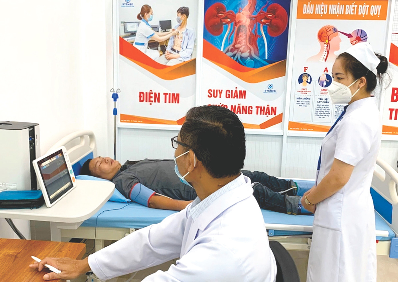 Bác sĩ khám, chẩn đoán bệnh xơ vữa động mạch cho người dân tại Phòng khám Đa khoa SYSMED Phù Đổng Bác sĩ khám, chẩn đoán bệnh xơ vữa động mạch cho người dân tại Phòng khám Đa khoa SYSMED Phù Đổng