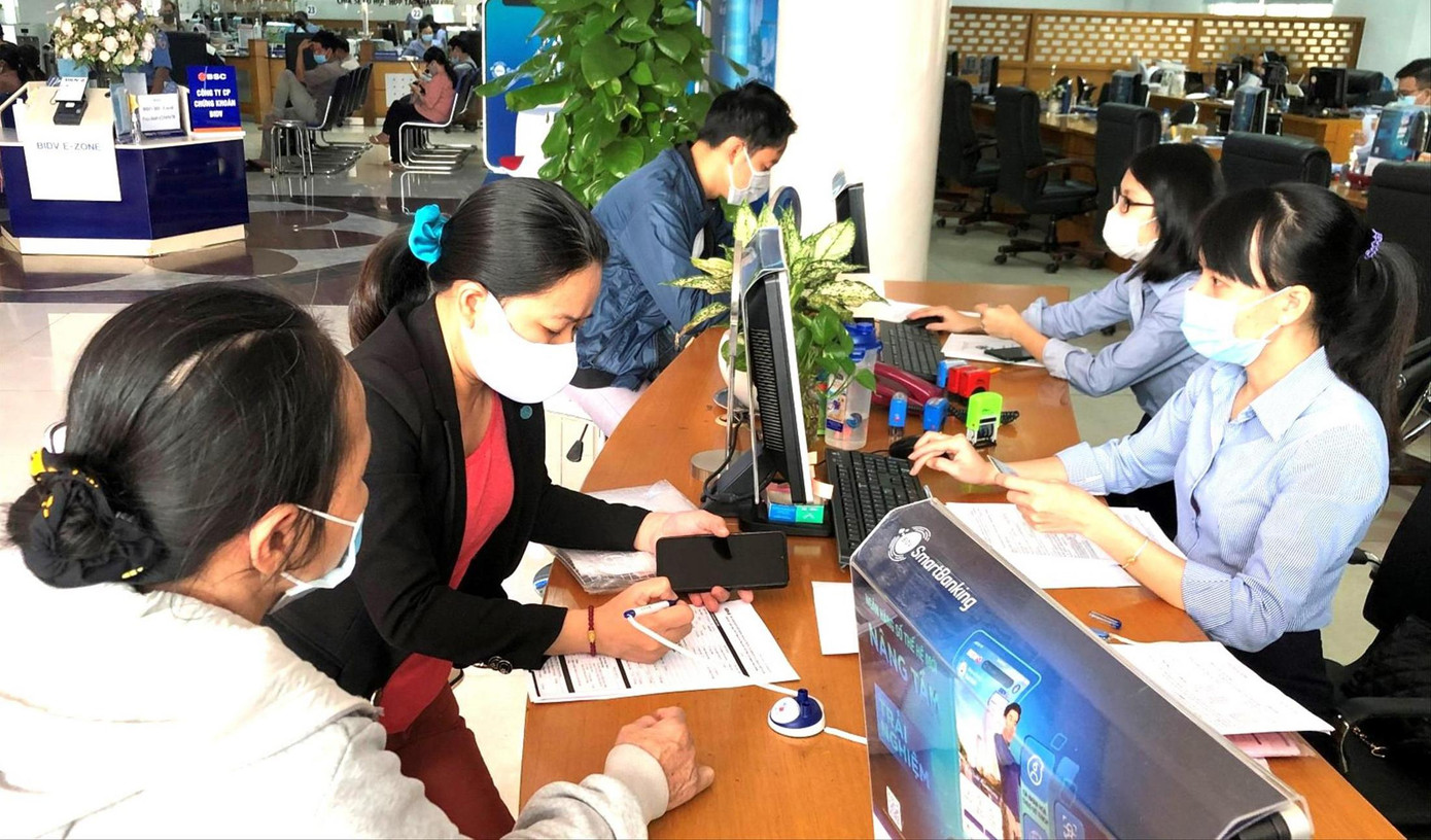 Ngân hàng giải ngân vốn cho DN ở Bình Dương vay gói hỗ trợ lãi suất Ảnh: H.C